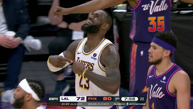 【2024年02月26日 湖人vs太阳集锦】布克撞上詹姆斯倒地 裁判回看后吹罚詹姆斯普通犯规