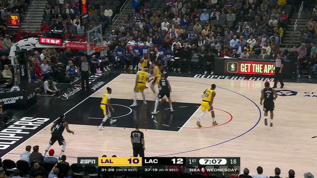 【2024年02月29日 湖人vs快船集锦】这就是老将的绝对经验！詹姆斯灵性触碰传球篮下的八村垒轻松吃饼暴扣