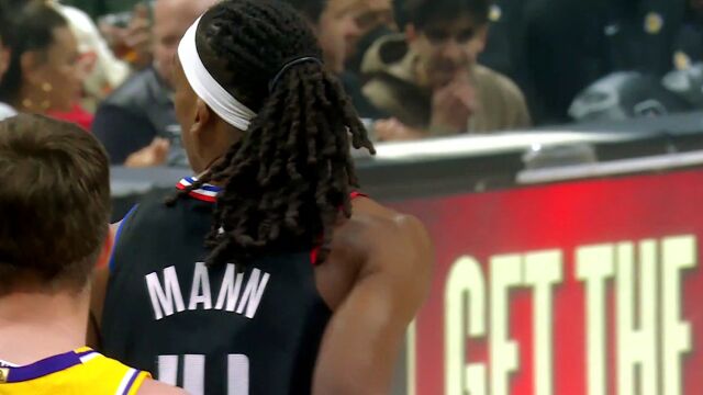 【2024年02月29日 湖人vs快船集锦】老詹这是争辩啥呢，慢镜显示完全犯规！