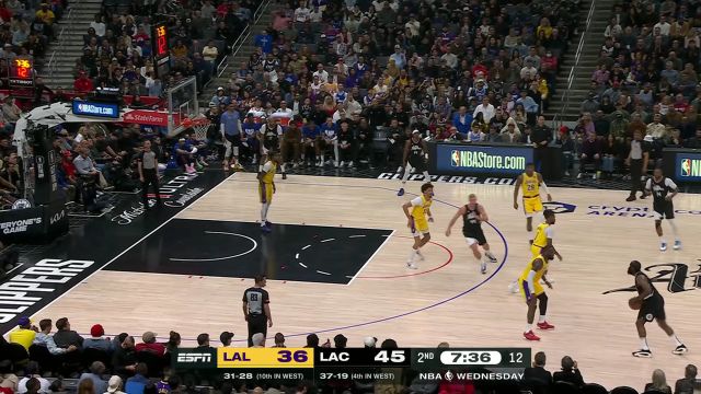 【2024年02月29日 湖人vs快船集锦】一脚油门踩到底！詹姆斯大步流星滑翔上篮一气呵成