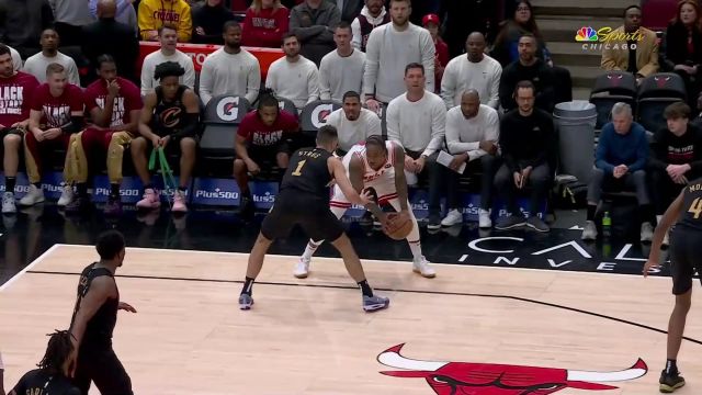 【2024年02月29日 骑士vs公牛集锦】关键时刻显身手！ 德罗赞底角迎着防守命中一记三分