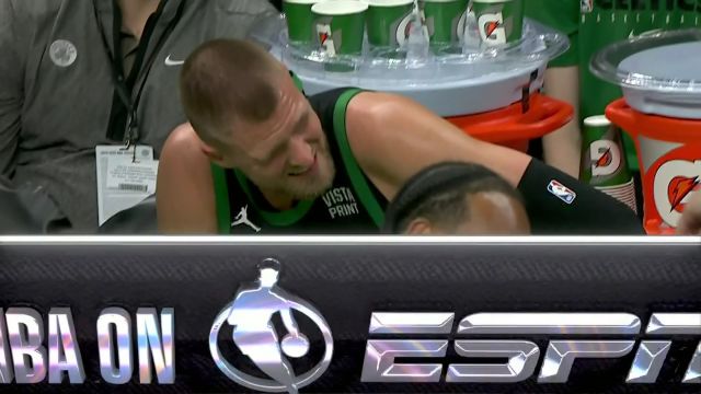 【2024年03月02日 独行侠vs凯尔特人集锦】谁痛谁知道啊！埃克萨姆突破时膝盖顶到波神裆部