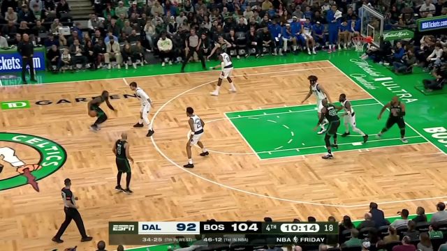 【2024年03月02日 独行侠vs凯尔特人集锦】一个人的炫技舞台！布朗空中无惧对抗转体360度上篮打进