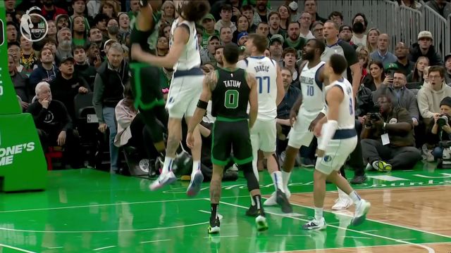 【2024年03月02日 独行侠vs凯尔特人集锦】配合相当默契！塔图姆击地送出香饼 霍福德心领神会暴扣终结