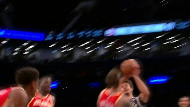 【2024年03月03日 老鹰vs篮网集锦】施罗德险些丢球约翰逊快手挽救 迎着防守随手一抛强取2+1