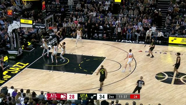 【2024年03月16日 老鹰vs爵士集锦】充分利用个人身高臂长优势 凯斯勒篮下负角度伸出猿臂将球放进篮筐