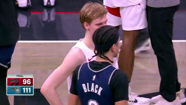 【2024年03月18日 猛龙vs魔术集锦】摄影大哥麻烦来给拍个特写 迪克与布莱克赛后互换球衣