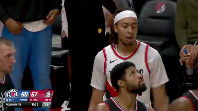 【2024年03月23日 快船vs开拓者集锦】太岁头上动点土！班顿底线接球乘风而起 隔着乔治防守暴扣2+1到手