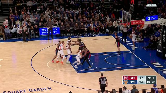 【2024年03月26日 活塞vs尼克斯集锦】玩的就是出其不意！麦克布莱德底线发球砸弗林背部随后轻取两分