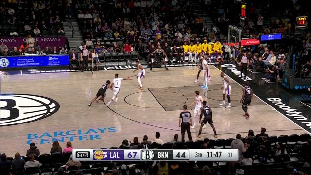 【2024年04月01日 湖人vs篮网集锦】蝴蝶穿花越过防守 托马斯以一敌二突破上篮打进