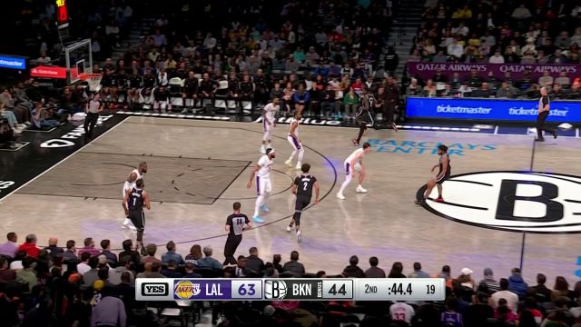 【2024年04月01日 湖人vs篮网集锦】两个人玩起了配合 拉塞尔抢断助攻里夫斯空接扣篮