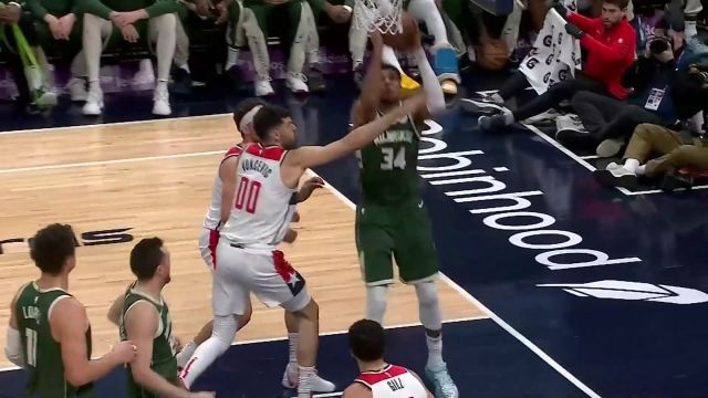 【2024年04月03日 雄鹿vs奇才集锦】团队默契尽显！康诺顿假突真传助攻字母哥双臂暴扣炸筐