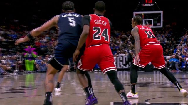 【2024年04月08日 公牛vs魔术集锦】底线溜入顺势起飞 班凯罗轻松跃起扣进