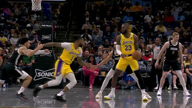 【2024年04月13日 湖人vs灰熊集锦】平地起惊雷！詹姆斯滞空战斧劈扣暴力却不失华丽