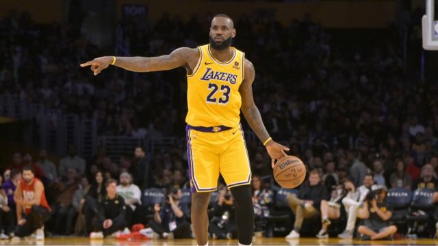 【2024年04月13日 湖人vs灰熊集锦】赢得丑陋！湖人险胜三阵灰熊暂时升至西部第八：詹眉合砍73分，詹姆斯迎里程碑超科比