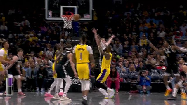 【2024年04月13日 湖人vs灰熊集锦】你失误那我只好笑纳！小斯科蒂-皮蓬携手拉拉维亚连得4分