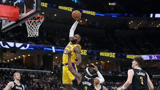 【2024年04月13日 湖人vs灰熊集锦】湖人vs灰熊五佳球 詹姆斯滞空战斧暴扣小斯科蒂-皮蓬攻防一体