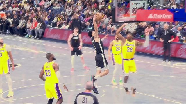 【2024年04月13日 湖人vs灰熊集锦】谁能想到他会飞起来？小斯科蒂-皮蓬长驱直入滑翔劈扣