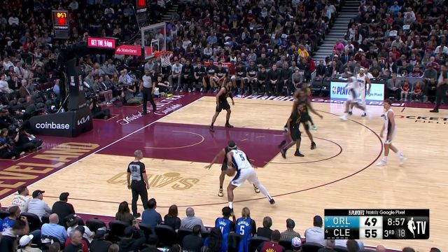 【2024年05月01日 魔术vs骑士集锦】扛起球队进攻重任！班凯罗同一位置持球单打翻身跳投连进两球展示绝对能力