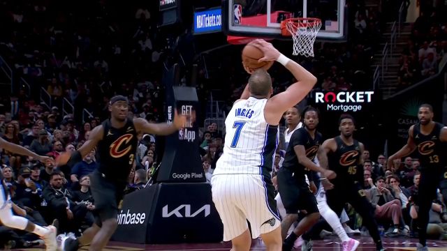 【2024年05月01日 魔术vs骑士集锦】关键时刻还得看老将！英格尔斯接富尔茨妙传三分手起刀落稳稳命中