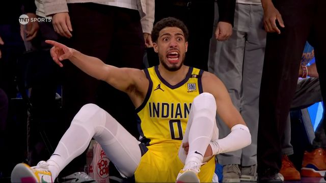 【2024年05月07日 步行者vs尼克斯集锦】回旋镖终究砸到了自己！布伦森砸到哈利伯顿 反弹自己身上被吹出界