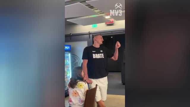 【2024年05月11日 掘金vs森林狼集锦】第三次当选！约老师观看掘金发布的祝贺视频亲吻女儿庆祝