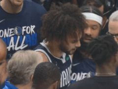 太惨！莱夫利3分钟连续被唐斯顶裆部+头部 神情痛苦被搀扶离场