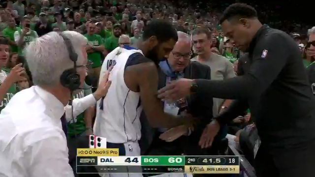 【2024年06月18日 独行侠vs凯尔特人集锦】这就是总决赛的强度 欧文飞身逾越救球倒在解说席