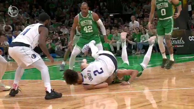 【2024年06月18日 独行侠vs凯尔特人集锦】铁血战士轻伤不下火线 怀特脸部遭受重击仍然坚持战斗