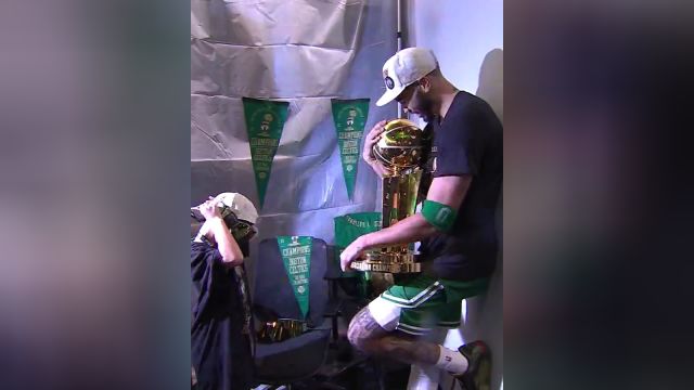 【2024年06月18日 独行侠vs凯尔特人集锦】终于如愿以偿！塔图姆赛后抱着总冠军奖杯爱不释手