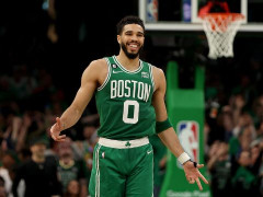 塔图姆总决赛5场比赛中，场均出战40.2分钟得到22.2分7.8板7.2助