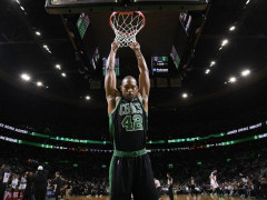 霍福德至今出战了186场季后赛，历史场次第二多的无冠球员