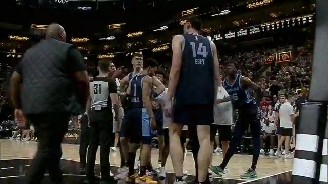 【2024年07月09日 灰熊vs爵士集锦】完美融入全队 周志豪上前为队友出气吃到技犯