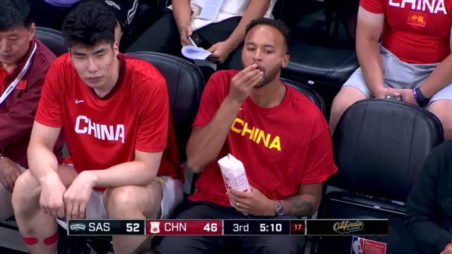 【2024年07月10日 马刺vs中国集锦】打得这么下饭吗？李凯尔男篮替补席狂吃爆米花