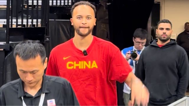 【2024年07月10日 马刺vs中国集锦】有心了！李凯尔现场观战中国男篮vs马刺夏联，身穿中国队主题T恤