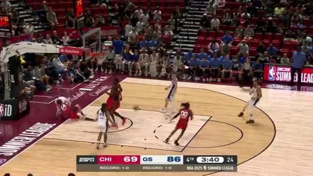 【2024年07月15日 公牛vs勇士集锦】初生牛犊不怕虎！布泽利斯反击接球一飞冲天 无惧犯规完成大力虐筐