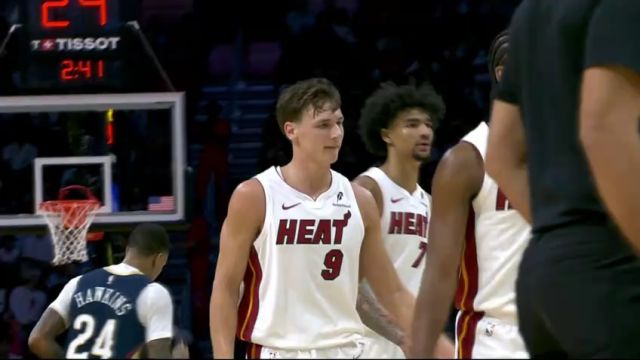 【2024年10月14日 鹈鹕vs热火集锦】又让热火淘到宝了！新秀韦尔接队友吊传原地起飞 双手虐筐成功打停对手