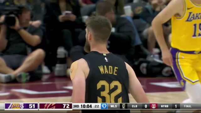 【2024年10月31日 湖人vs骑士集锦】白人也能飞！迪恩-韦德持球大步起飞 滞空躲闪上演潇洒飞扣