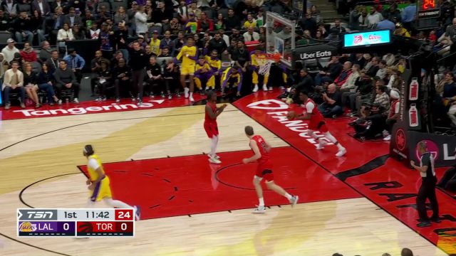 【2024年11月02日 湖人vs猛龙集锦】来到多伦多就有进攻加成 詹姆斯首节里突外投效率奇高拿下14分