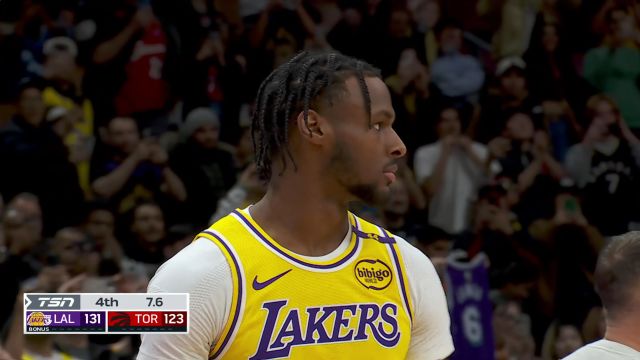 【2024年11月02日 湖人vs猛龙集锦】强行父子同台？布朗尼在比赛仅剩7秒时被换上场