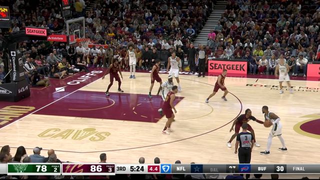 【2024年11月05日 雄鹿vs骑士集锦】射手的自信心！利拉德无视加兰防守超远三分稳稳命中