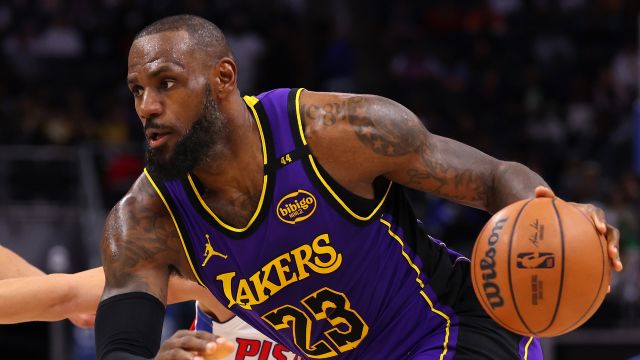 【2024年11月05日 湖人vs活塞集锦】詹姆斯vs活塞集锦 攻防两手抓20+8+11成空砍