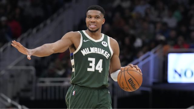 【2024年11月09日 雄鹿vs尼克斯集锦】开季2胜6负联盟倒数！曝雄鹿寻求交易：有球队愿为字母哥开出报价