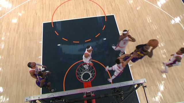 【2025年02月02日 湖人vs尼克斯集锦】迎着两人拦截丝毫不慌 詹姆斯突破急停打板完成 2+1