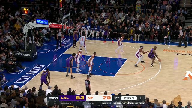 【2025年02月02日 湖人vs尼克斯集锦】手上还是有绝活的 詹姆斯外线金鸡独立命中三分球