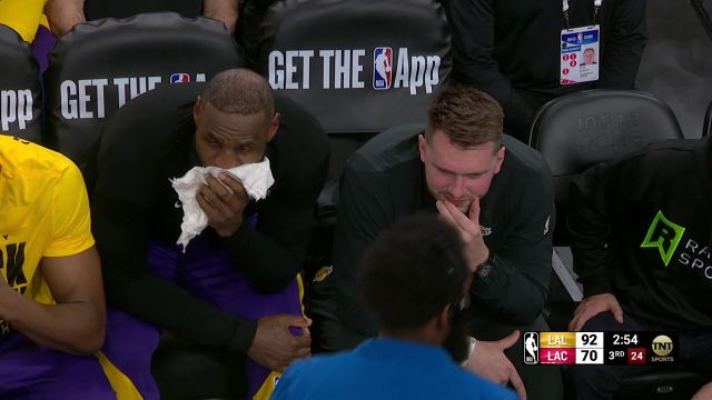 【2025年02月05日 湖人vs快船集锦】动作必须整齐划一！詹姆斯与东契奇场下捂嘴聊天笑的十分开心