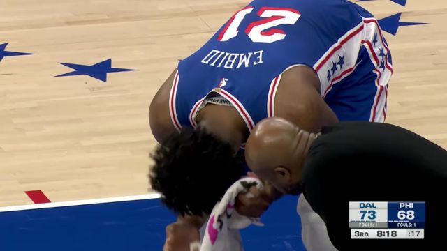 【2025年02月05日 独行侠vs76人集锦】希望并无大碍！恩比德篮下拼抢篮板不慎被加福德打到脸部痛苦倒地