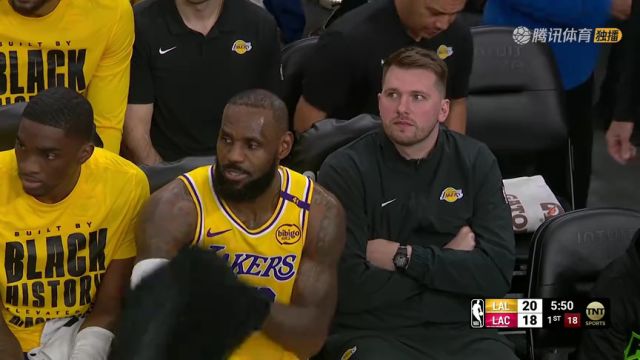 【2025年02月05日 湖人vs快船集锦】紫金新搭档！东契奇与詹姆斯挨着坐在一起