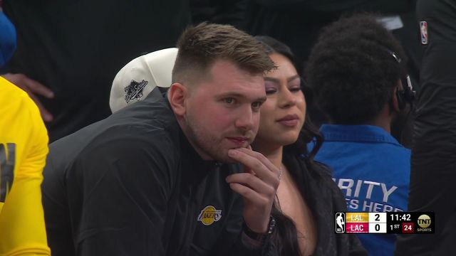 【2025年02月05日 湖人vs快船集锦】场下的主角在这里！东契奇身着湖人球衣来到板凳席观战