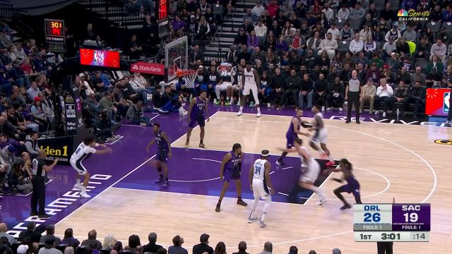 【2025年02月06日 魔术vs国王集锦】篮下一片开阔地！小瓦抓住防守漏洞轻松暴扣笑纳大礼